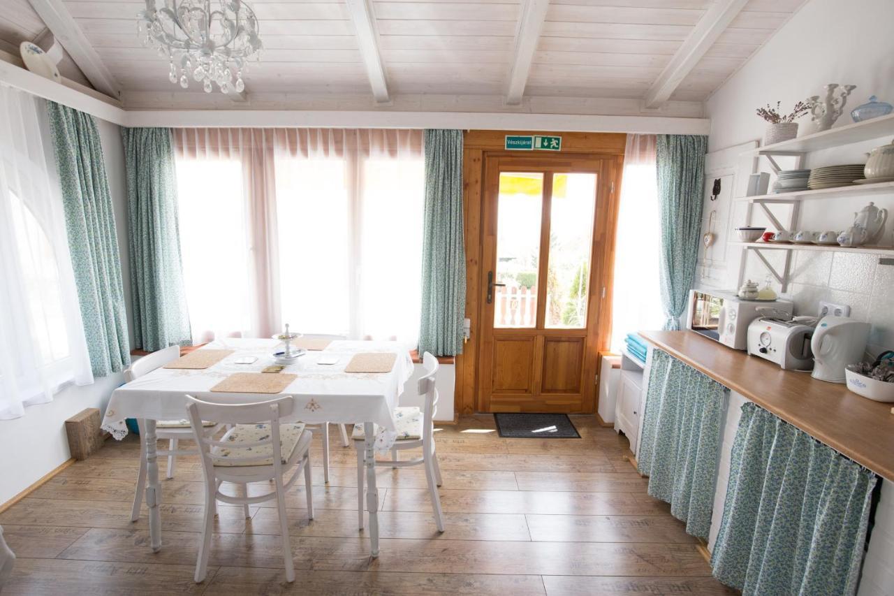 Bacchus Apartman - Borbarlang, Badacsony Badacsonytomaj Exteriör bild