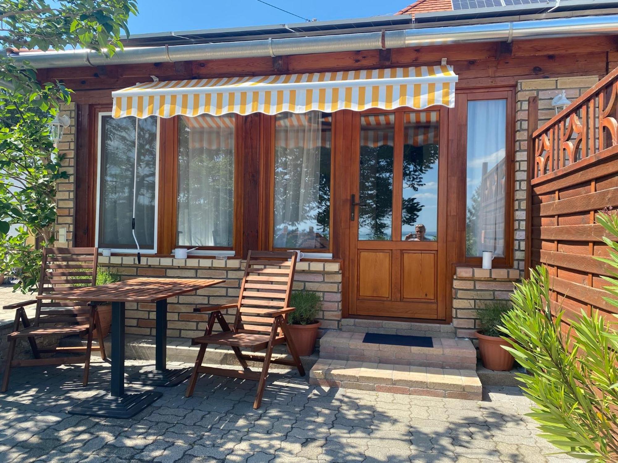 Bacchus Apartman - Borbarlang, Badacsony Badacsonytomaj Exteriör bild