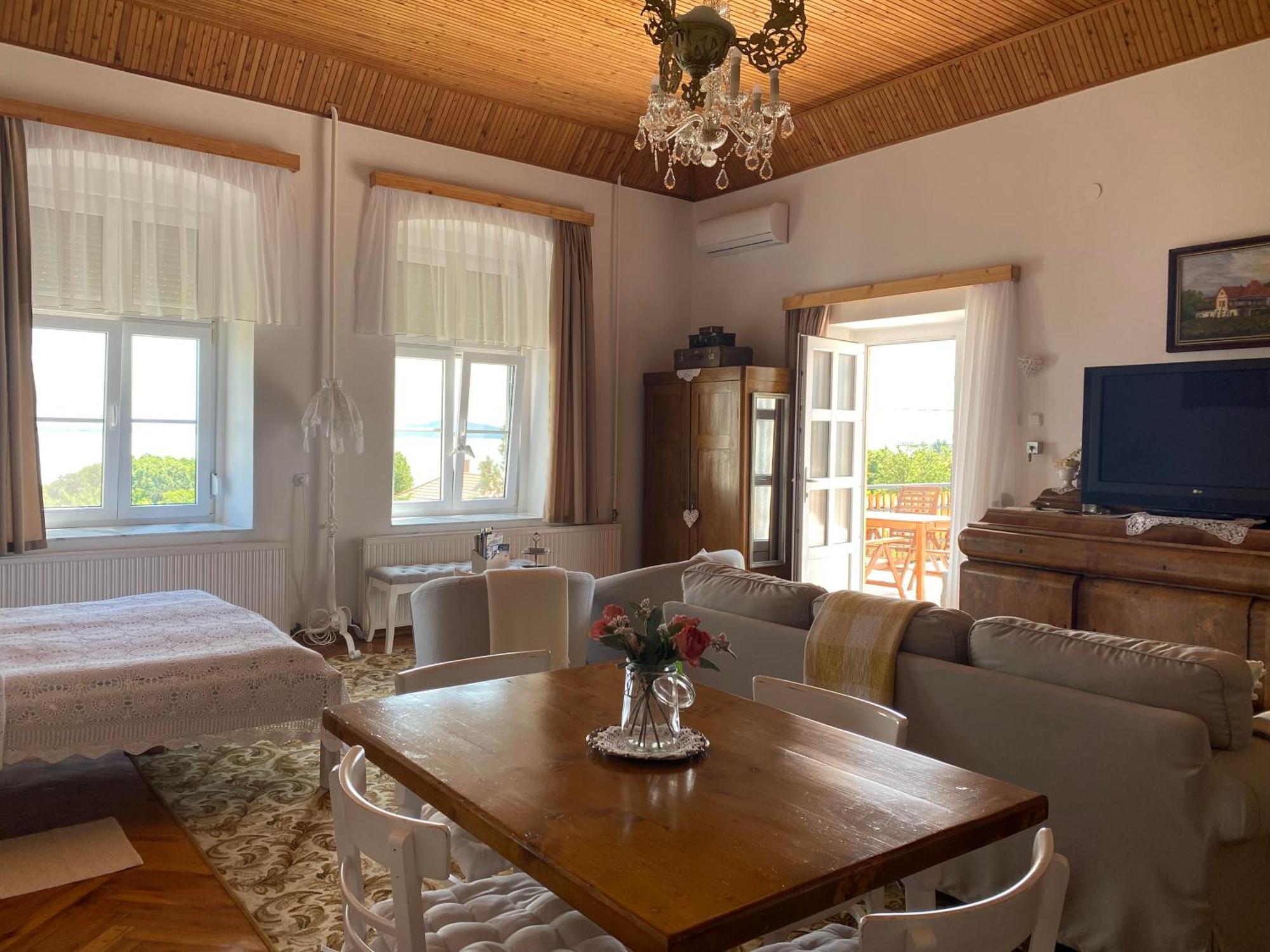 Bacchus Apartman - Borbarlang, Badacsony Badacsonytomaj Exteriör bild