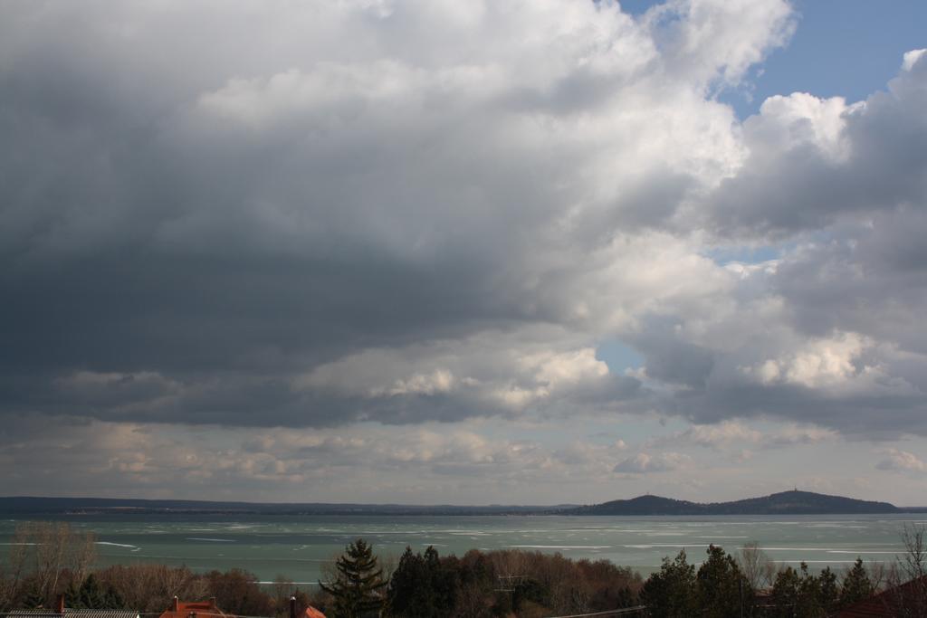 Bacchus Apartman - Borbarlang, Badacsony Badacsonytomaj Exteriör bild