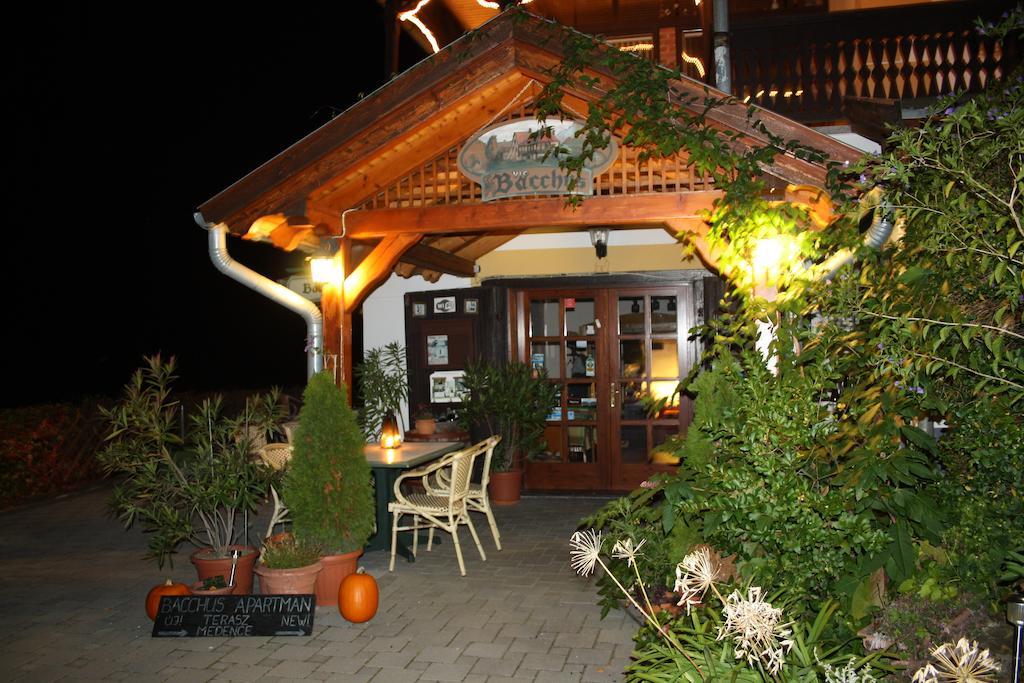 Bacchus Apartman - Borbarlang, Badacsony Badacsonytomaj Exteriör bild